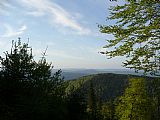 Magurka při pohledu z jižních svahů Kněhyně, za ní Vysoká. Na obzoru už vidíme Slovensko, konkrétně hřeben Javorníků: ve středu fotografie výrazný vrch Hričovec (1059 m) dále doprava pak Veľký Javorník (1071 m).