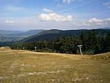 Nořičí hora, Zmrzlý vrch a za ním Velká Stolová při pohledu ze západního předvrcholu Radegasta.