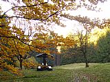 Odpočívka na žluté 1/4 km nad rozcestím Biernač směrem k chatě Ostrý.