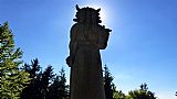 Legendární socha u vrcholu Radegast hledí ke slunci.