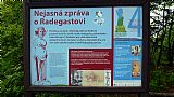 Jedna z informačních tabulí poblíž sochy a vrcholu Radegast.