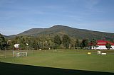 Pohled na Radhošť z fotbalového stadionu v Rožnově.