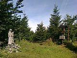 Ropice - vrchol, dřevěná socha Peruna a geodetický bod.