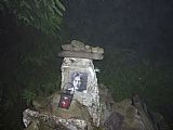 John Lennon má na hřebeni Smrku jeden pomník také.