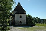Torzo kostela v Pohoří na Šumavě, jež ovšem leží v Novohradských horách mezi Kamencem, Myslivnou a Obrázkem.