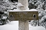 Označení geodetického bodu na vrcholu Lovčího hřbetu, který je jihovýchodní rozsochou Myslivny.