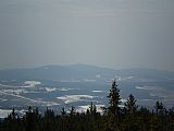 Pohled na západní část Novohradských hor z rozhledny na Kraví hoře nedaleko tisícovky Vysoká.