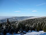 Výhled z cesty na úbočí Velké Deštné na severní tisícovky Orlických hor: Kamenný vrch, Sedloňovský vrch a Šerlich.