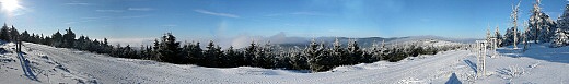 Výhled z úbočí Malé Deštné na v inverzi částečně skryté severní tisícovky Orlických hor - Kamenný vrch, Sedloňovský vrch, Vrchmezí, Šerlich a Šerlich - JV vrchol.