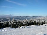 Výhled z lyžařské magistrály probíhající po západním úbočí Malé Deštné směrem k SZ k tisícovkám Kamenný vrch a Sedloňovský vrch.