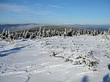 Výhled ze SV z obou vrcholů Velké Deštné, který je o 1 m nižší než hlavní JZ vrchol s rozhlednou, na Malou Deštnou.