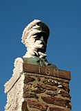 Pamětní busta TGM u Masarykovy chaty na vrcholové plošině tisícovky Šerlich - JV vrchol.