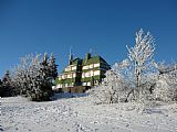 Masarykova chata stojící na vrcholové plošině tisícovky Šerlich - JV vrchol.
