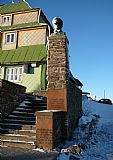 Pamětní busta TGM u Masarykovy chaty na vrcholové plošině tisícovky Šerlich - JV vrchol.