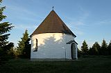 Kunštátská kaple stále němě přehlíží Jiráskovu cestu v jakémkoli období už několik set let.