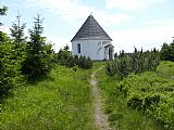 Cesta ke Kunštátské kapli ve směru od Tetřevce, poblíž vrcholu tisícovky U Kunštátské kaple.