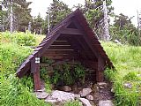 Studánka pod Velkou Deštou při sestupu po zelené značce do Luisina údolí (pravděpodobně pramen Zdobnice).