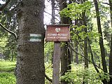 Označení přírodní rezervace na polské straně vrcholu Jíviny.