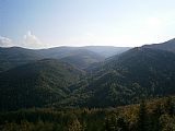 Nejhezčí výhled Rychlebských hor: údolí uzavřená masivem Smrku ze skal na zcela opomíjeném vrcholu Chlumu.