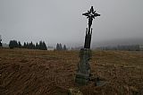 Křížek s kamenným podstavcem z roku 1845 v místě bývalé osady Vchynice na úbočí Adamovy hory.