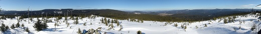 Zimní panorama z Oblíku od jihu k východu 270 st. Zleva Malý Roklan (Kleiner Rachel) se spočinkem Hochruck v Německu, vpravo další německé vrcholy a v nich ukrytá tisícovka Nad Latschensee. První dobře rozeznatelnou tisícovkou je Poledník s rozhlednou, po