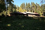 "Bázumská“ lovecká chata - stojí u křižovatky lesní cesty "Kytýrka" s Horní basumskou cestou, na jihovýchodním svahu Basumského hřebenu, v nadmořské výšce cca 1175 m.