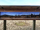 Infopanel na odpočinkovém místě "U Lenorské hájenky" zobrazuje výhled na Chlustov, Červený vrch, Pažení, Boubín a další tisícovky.