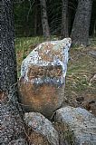 Rubová strana kamene označujícího Volskou cestu na severním okraji vrcholového hřbetu Basumského hřebene.