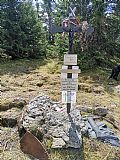 Na západním úbočí Blatného vrchu je pomník leteckého neštěstí Československých pilotů.