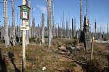 Křižovatka žluté turistické cesty z Březníka na Modrý Sloup s bavorskou hranicí na úbočí Špičníka. Dohodou obou národních parků je odsud hraniční chodník směrem k Roklanu uzavřen.