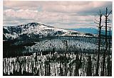 Blatný vrch (Plattenhausen) - pohled z bavorské podvrcholové skály (1368 m) na Velký Roklan (Gr. Rachel, 1453 m), Mittagsplatzl (1340 m) a Velký Javor (Gr. Arber, 1457 m).