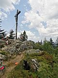 Skalnatý vrchol Velkého Roklanu s vr. křížem