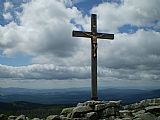 Na vrcholu Luzného (1373 m) nedaleko tisícovky Blatný vrch je nový vrcholový kříž.