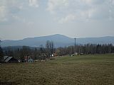 Pohled na tisícovku Bobík ze severního svahu Vulovického vrchu (961 m). V popředí osada Perlovice.