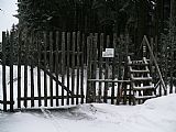 Vstup do boubínské obory a turistické značení vedoucí na vrchol Boubína (červená) a do Záblatí (modrá) v sedle pod Bobíkem.