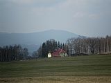 Pohled na tisícovku Boubín ze severního svahu Vulovického vrchu (961 m). Uprostřed osada Perlovice.