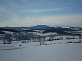 Pohled na Boubín od severu. Zcela vlevo nevýrazný vrchol tisícovky Solovec.