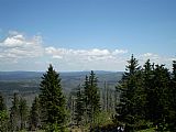 Pohled z vrcholu Velkého Roklanu (1453 m) na sever. Uprostřed zcela v pozadí tisícovka Boubín.