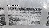 Naučná tabule s textem o Sv. Vintířovi na lavičce u poutní stezky na západním svahu Březníka.