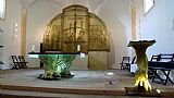 Skleněný oltář v kostele sv. Vintíře v Dobré Vodě pod Březníkem.