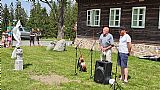 Emil Kintzl a Martin Beránek uvádějí odhalení nového křížku na samotě Rovina pod Březníkem.