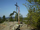 Vrcholový kříž a geodetický bod na vrcholu tisícovky Březník.