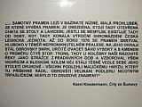 Detail jednoho z infopanelů na výstavě v obci Kvilda věnovaného pramenům Vltavy na úbočí Černé hory.
