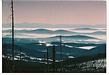 Pohled z úpatí (1285 m) Černé hory přes Bavorský les na rakouské Alpy, zleva Totes Gebirge a Hohe Nock (1961 m) a Gr. a Kl. Priel (2523 m a 2134 m).