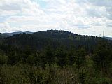 Pohled z vrcholu hory "Nad Uhlíkovem" (965 m) nedaleko obce Záhvozdí na tisícovku Černý les.