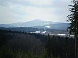 Pohled ze západního svahu vrchu s názvem Buglata (832 m) v Blanském lese na západ. Uprostřed tisícovka Chlum. Pod ním nevýrazný vedlejší vrchol Chlumek.