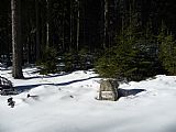 Pomník v sedle mezi Chlustovem a Žlíbským vrchem.