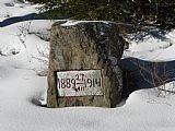 Pomník v sedle mezi Chlustovem a Žlíbským vrchem.