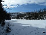 Pohled z vyhlídkové plošiny na zamrzlé jezero Laka a tisícovku Debrník.