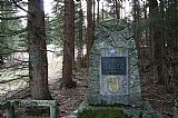 Detail pomníku padlým pohraničníkům na severním svahu Debrníku. Nápis na žulové desce: "Zde došlo 26. 5. 1953 k bojovému střetnutí hlídky svobodníka KROFTA a vojína PEZLA s ozbrojenými narušiteli. NEPROŠLI"
